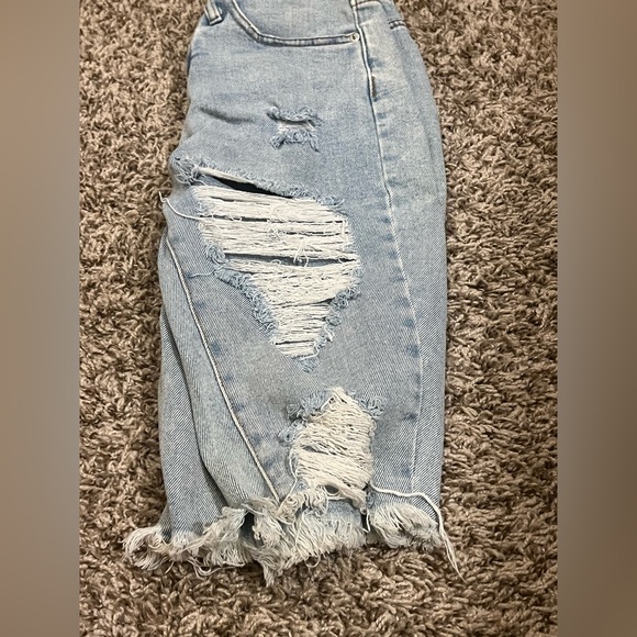 Ripped jeans shorts that stop at the knee - Picture 2 of 9